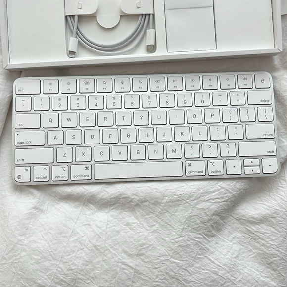 Apple | Magic Keyboard - Picture 3 of 4